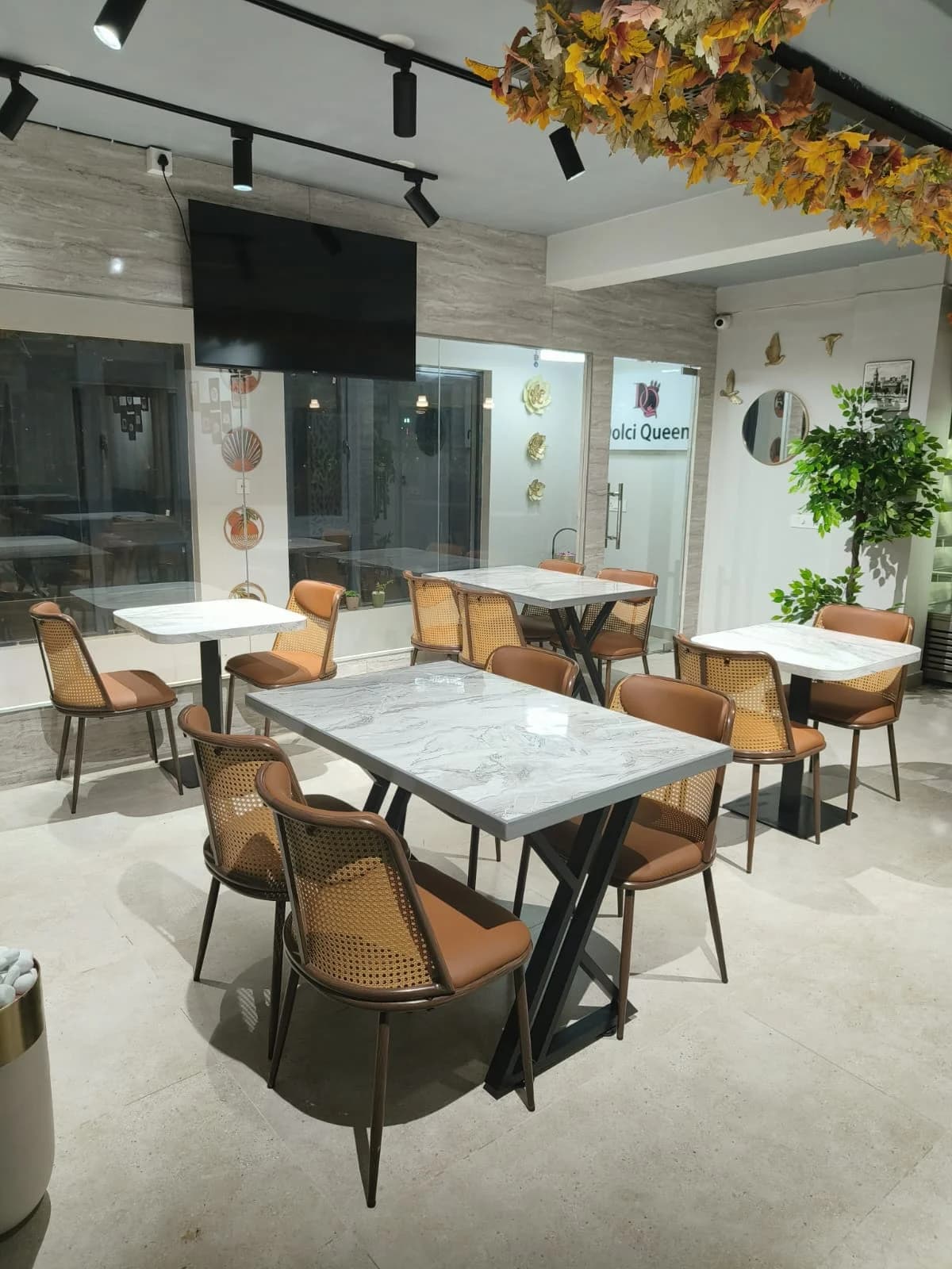 Dolchi Queen-- Cafe interior at New Town - Image 5