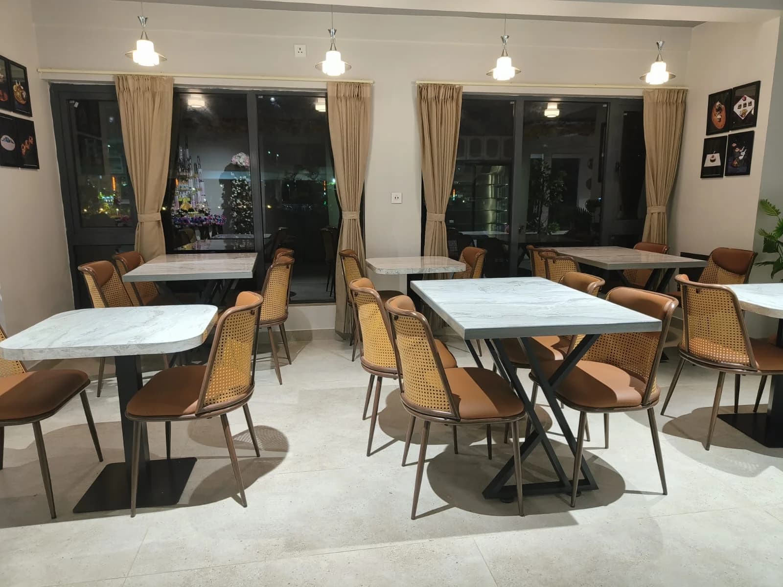 Dolchi Queen-- Cafe interior at New Town - Image 2