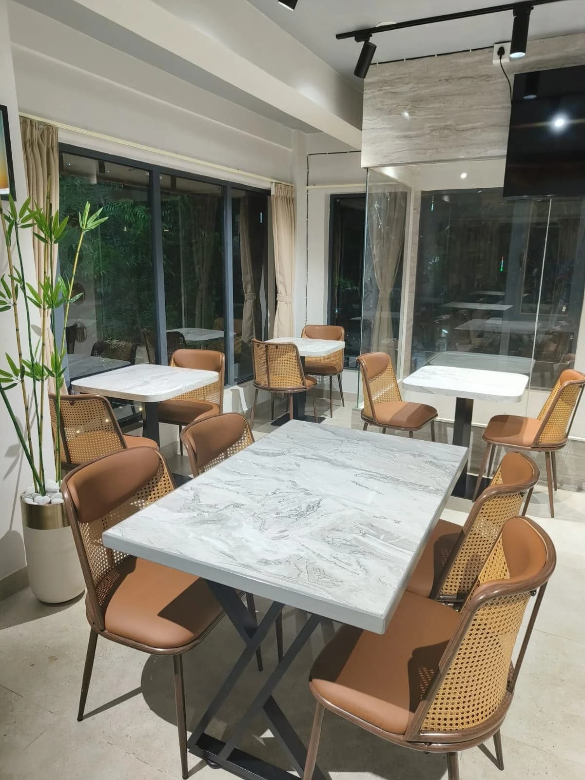Dolchi Queen-- Cafe interior at New Town - Image 4