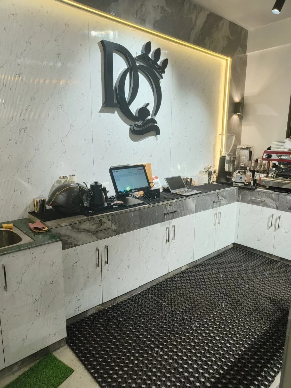 Dolchi Queen-- Cafe interior at New Town - Image 11