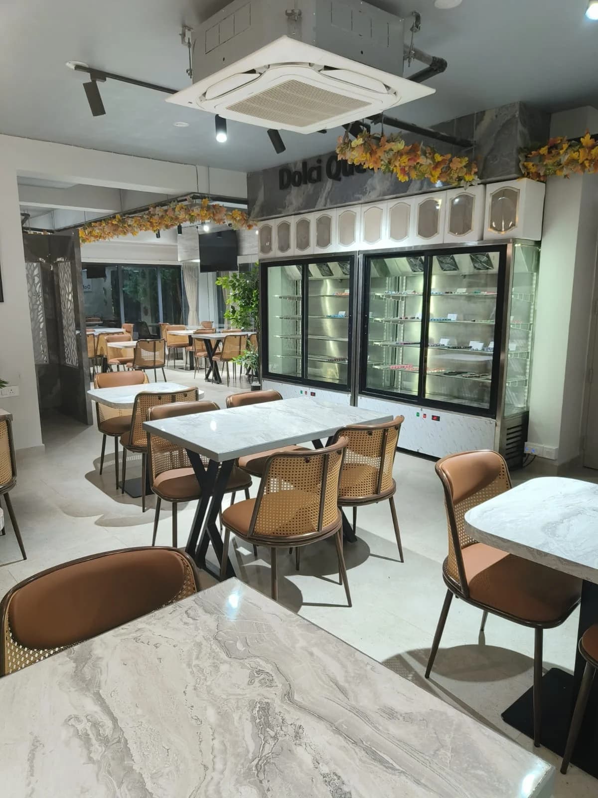 Dolchi Queen-- Cafe interior at New Town - Image 7
