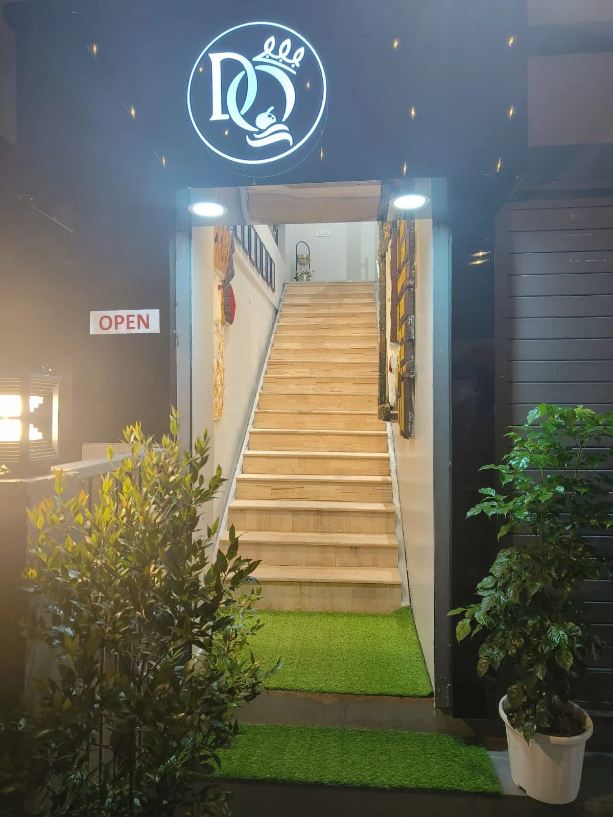 Dolchi Queen-- Cafe interior at New Town - Image 9