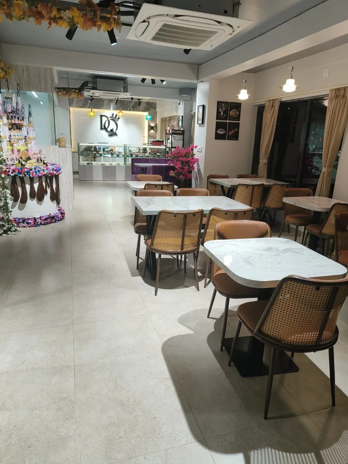 Dolchi Queen-- Cafe interior at New Town - Image 3
