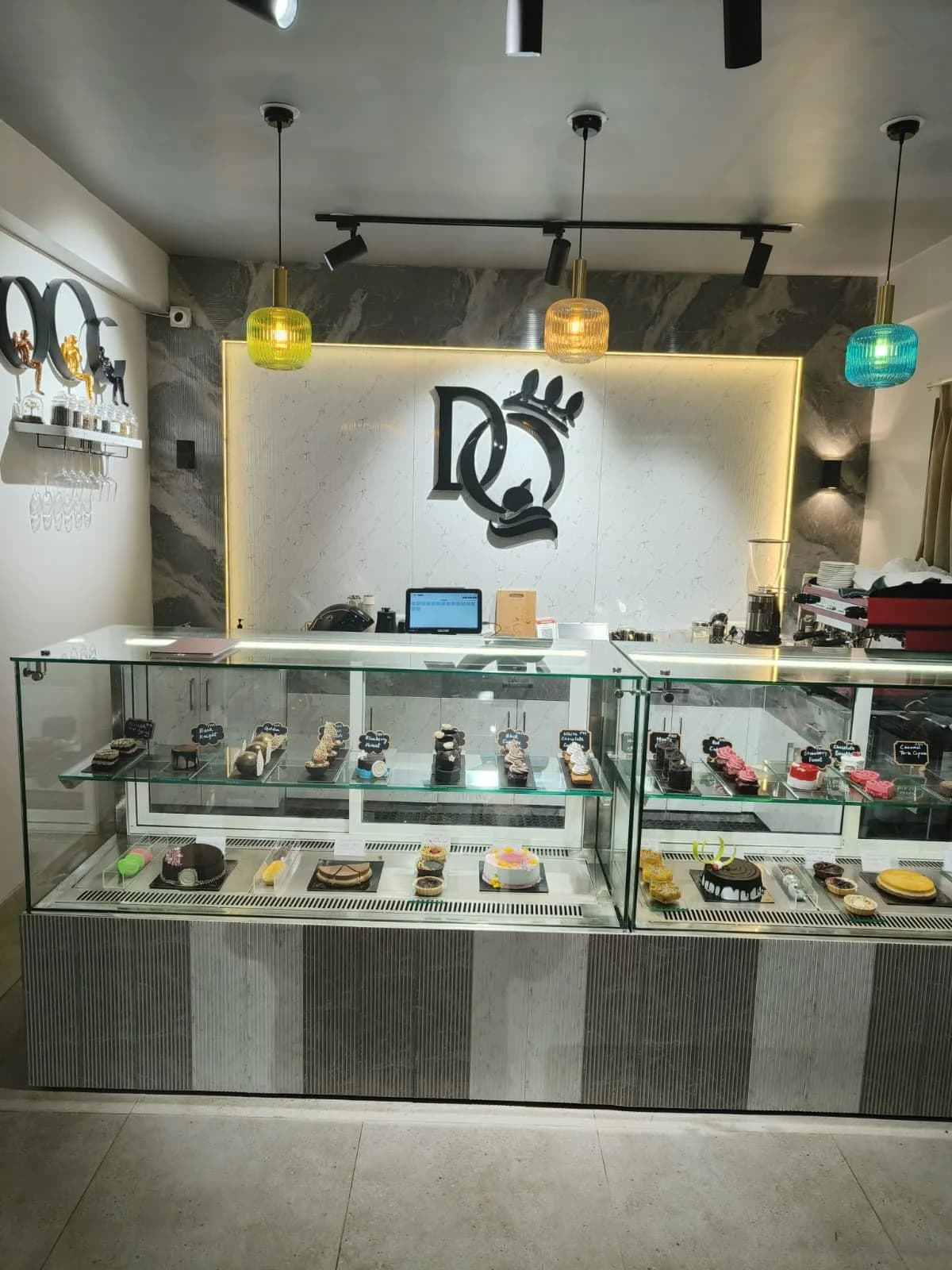 Dolchi Queen-- Cafe interior at New Town